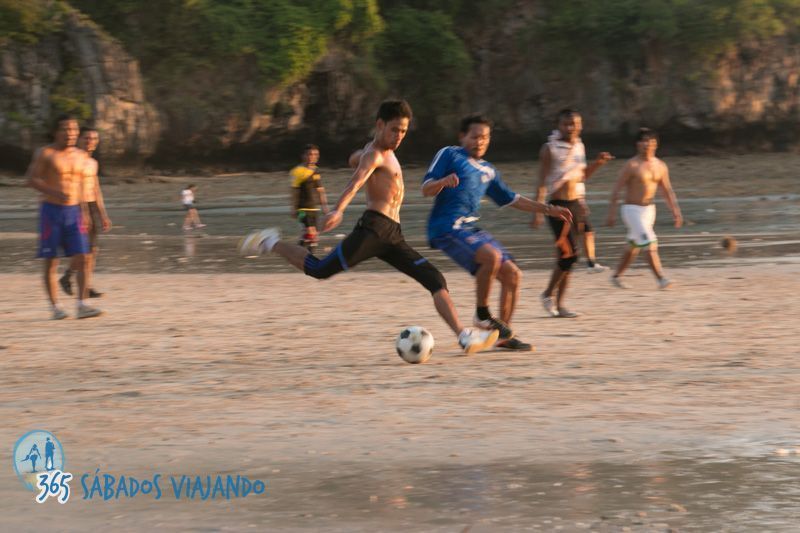 Futbol en Railay Beach
