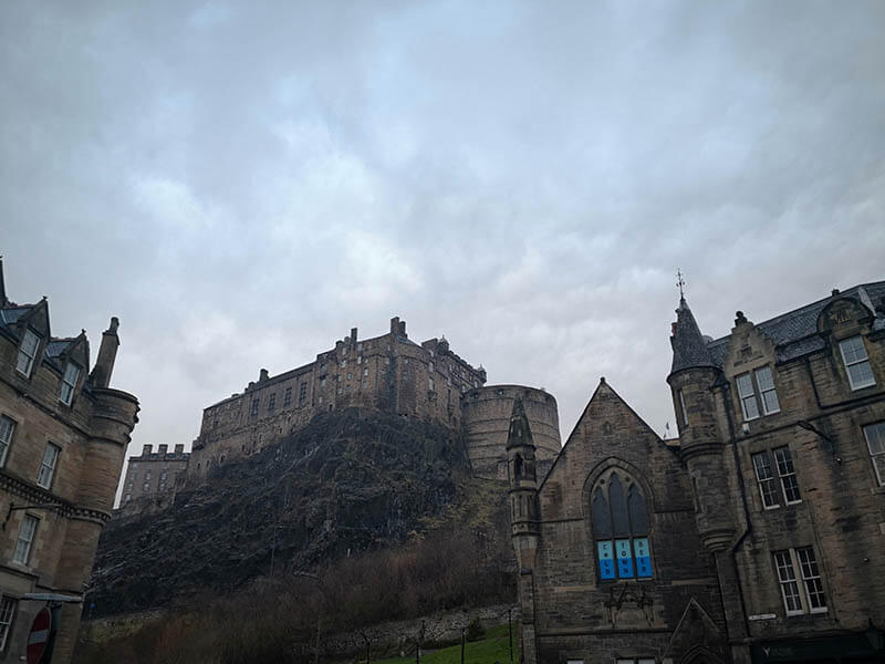 El castillo de edimburgo se encuentra en una colina observando la capital de Escocia. Es un buen lugar para comenzar a disfrutar lo que ver en Edimburgo.