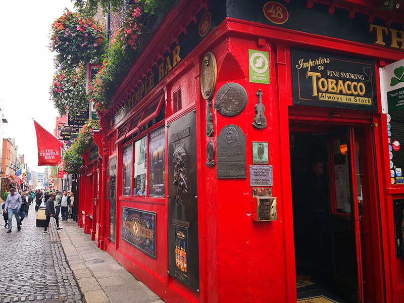 No es posible visitar la capital de Irlanda si no tomas al menos una pinta en el barrio Temple Bar