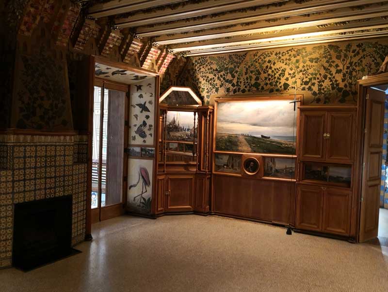 En la primera planta de la casa de Antoni Gaudí encontrarás esta habitación interior, una de las más originales de las obras del arquitecto en Barcelona.