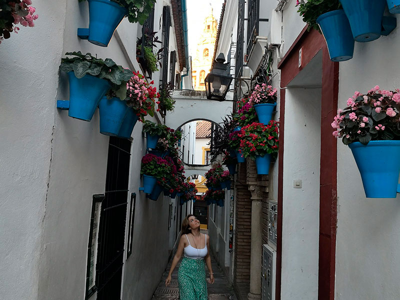 un imprescindible que visitar en Córdoba son sus calles o callejas. Una de las más destacadas es la Calle de las Flores
