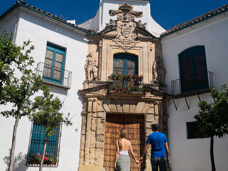 En tu recorrido de un día o dos por la ciudad, no puede faltar el Palacio de Viana. Una auténtica marqavilla gracias a sus 12 patios