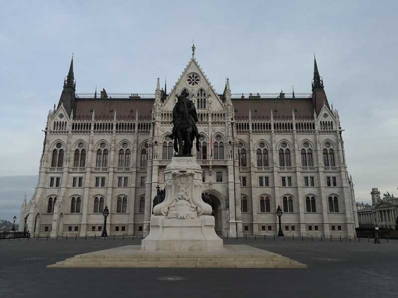 El parlamento es uno de los lugares imprescindibles que ver en Budapest. Es una visita que puedes hacer por fuera y una visita guiada interior