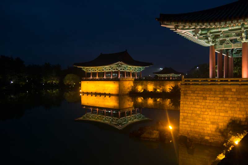 Estas son las vistas desde el estanque de Anapji, uno de los lugares más turísticos de Corea del Sur