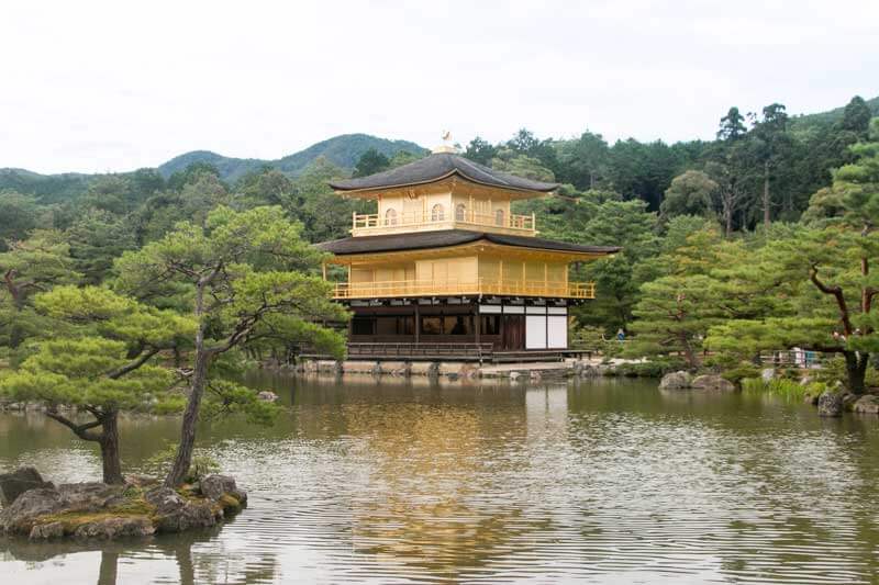 Kioto fue al capital de japón durante muchos años y se pueden visitar lugares como este pabellón dorado