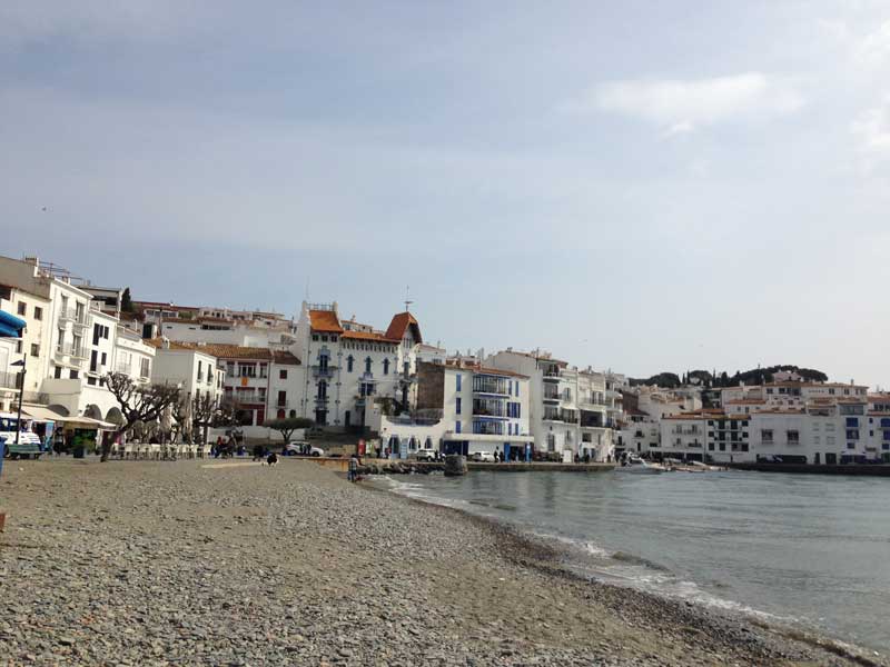 Los pueblos de la Costa Brava como Cadaqués son lugares en el que puedes desconectar en tus vacaciones.