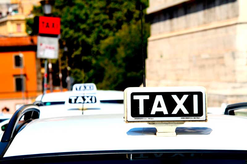 Taxi para llegar a los aeropuertos de roma otra forma además del tren o autobús