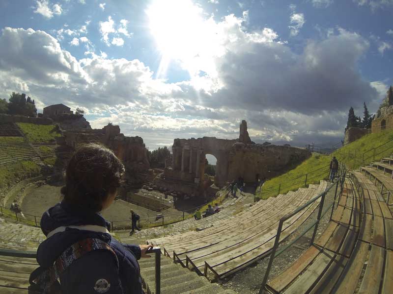 que ver en taormian, el teatro romano es un lugar indispensable con vistas panorámicas