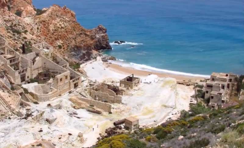 La mina de azufre es uno de los puntos destacados de Paliorema en Milos Grecia