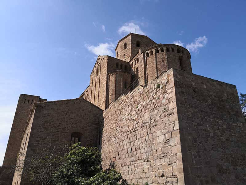 iglesia de sant vicenç de cardona dentro del castillo atraccione con visita guiada