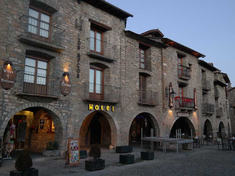 plaza mayor ainsa