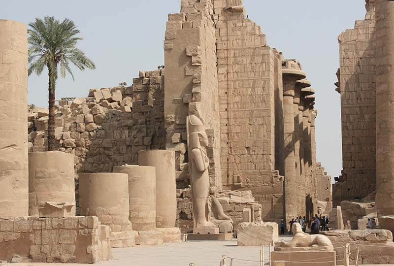 Tebas fue la capital de egipto y karnak es uno de los templos mas turísticos