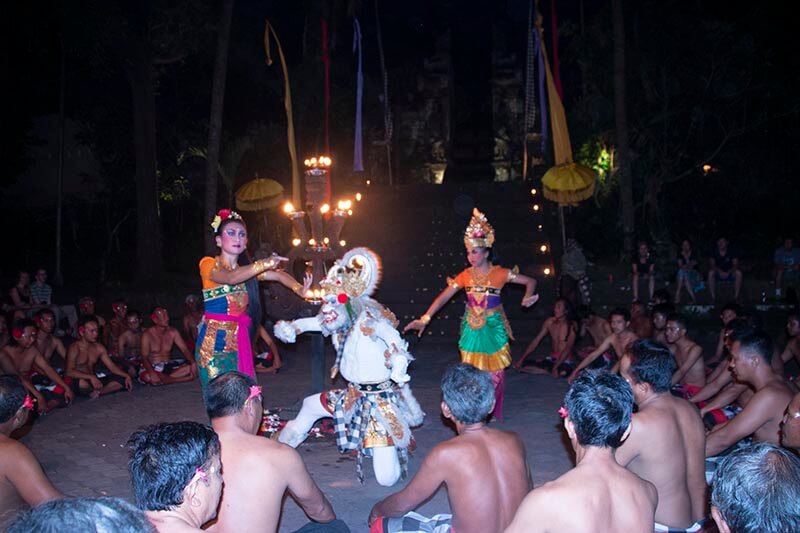 Baile tradicional de Bali en Ubud, Indonesia