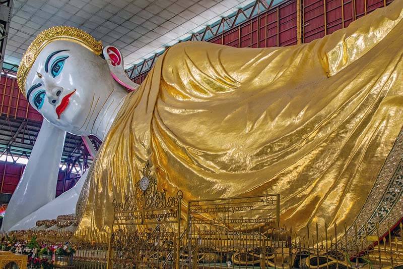 La majestuosidad del Buda reclinado en el Templo Chaukhtatgyi Buddha, un símbolo de espiritualidad en Yangón, Myanmar