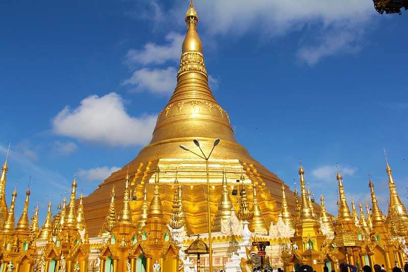 El icónico Templo Shwedagon Paya iluminado por los cálidos colores del atardecer en Yangón