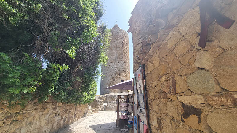 Torre de las horas una de las cosas que hacer en pals es visitarla