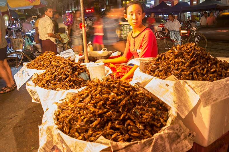 El vibrante ambiente del Mercado Bogyoke Aung San, lleno de colores y productos locales