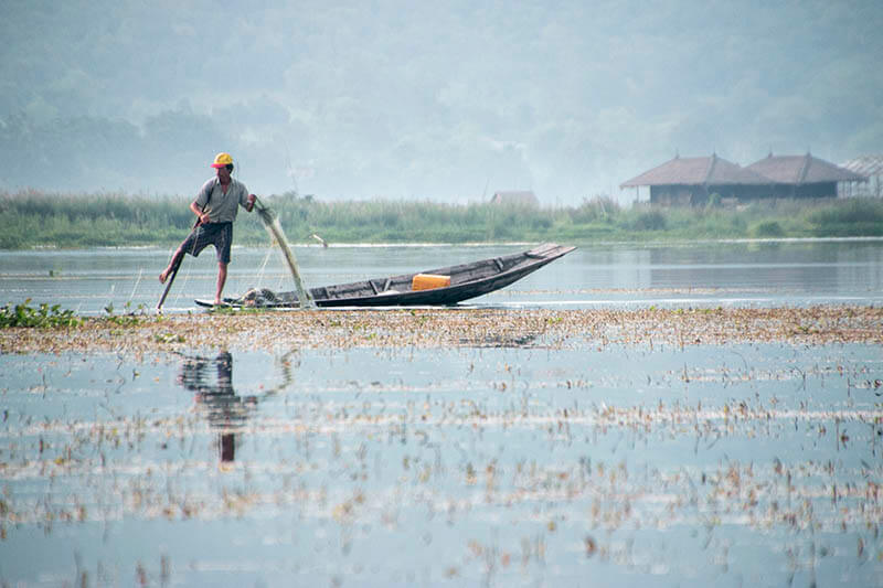 Reflejos serenos en el agua, el Lago Inle es un paraíso tranquilo en Birmania