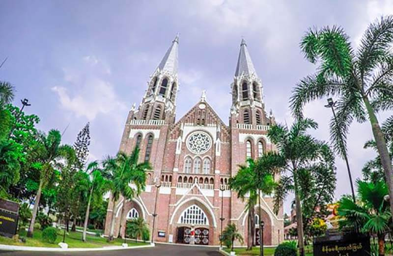 La Catedral católica de Yangón, también conocida como la Catedral de Saint Mary, es un destacado ejemplo de arquitectura colonial en Myanmar. Su imponente presencia y detalles artísticos la convierten en un sitio de devoción y admiración en el corazón de la ciudad
