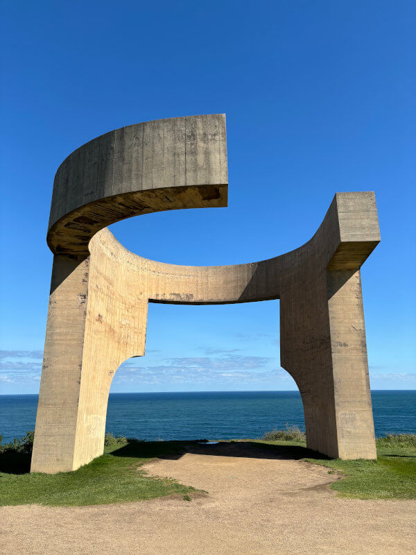 Estatua chillida Gijón niños excursiones