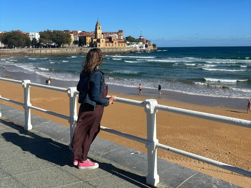 Playa urbana de Gijón en Asturias