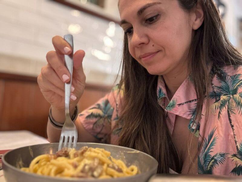 comer carbonara en el trastevere, roma