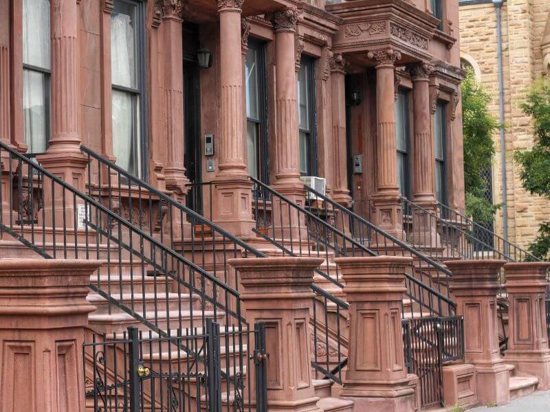 Calle de casas adosadas (brownstones) en Brooklyn, Nueva York