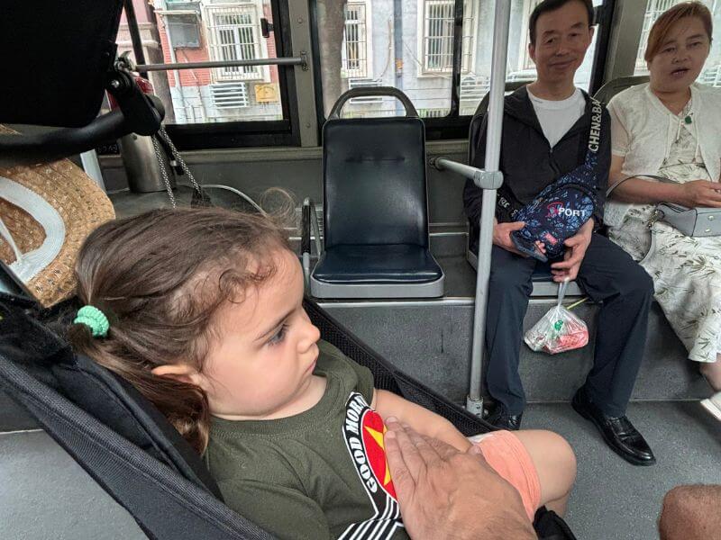 Carrito de bebé en el bus en Pekín
